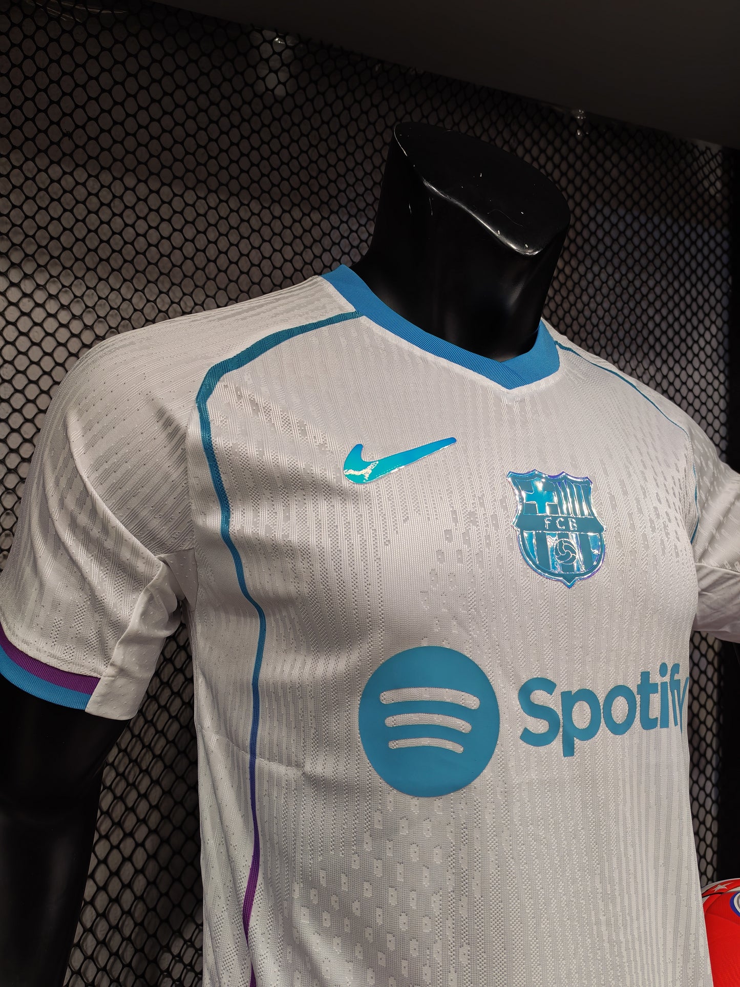 تيشيرت برشلونه الابيض بلاير ايديشن 2026/2027