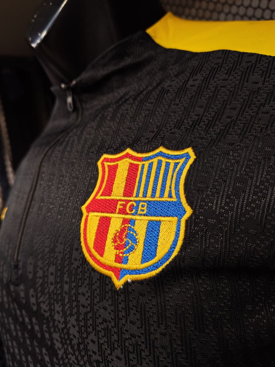 تراك برشلونه اسود تطريز