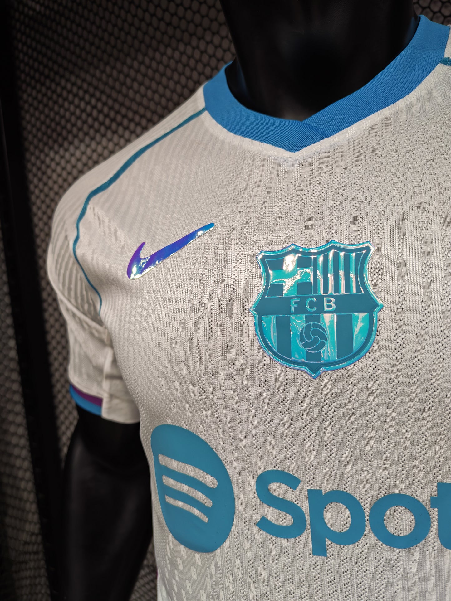 تيشيرت برشلونه الابيض بلاير ايديشن 2026/2027