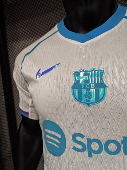 تيشيرت برشلونه الابيض بلاير ايديشن 2026/2027