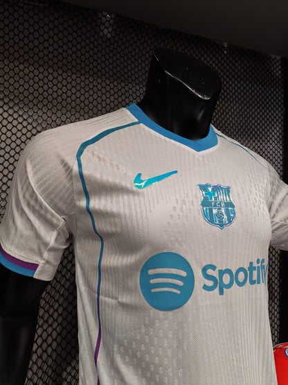 تيشيرت برشلونه الابيض بلاير ايديشن 2026/2027